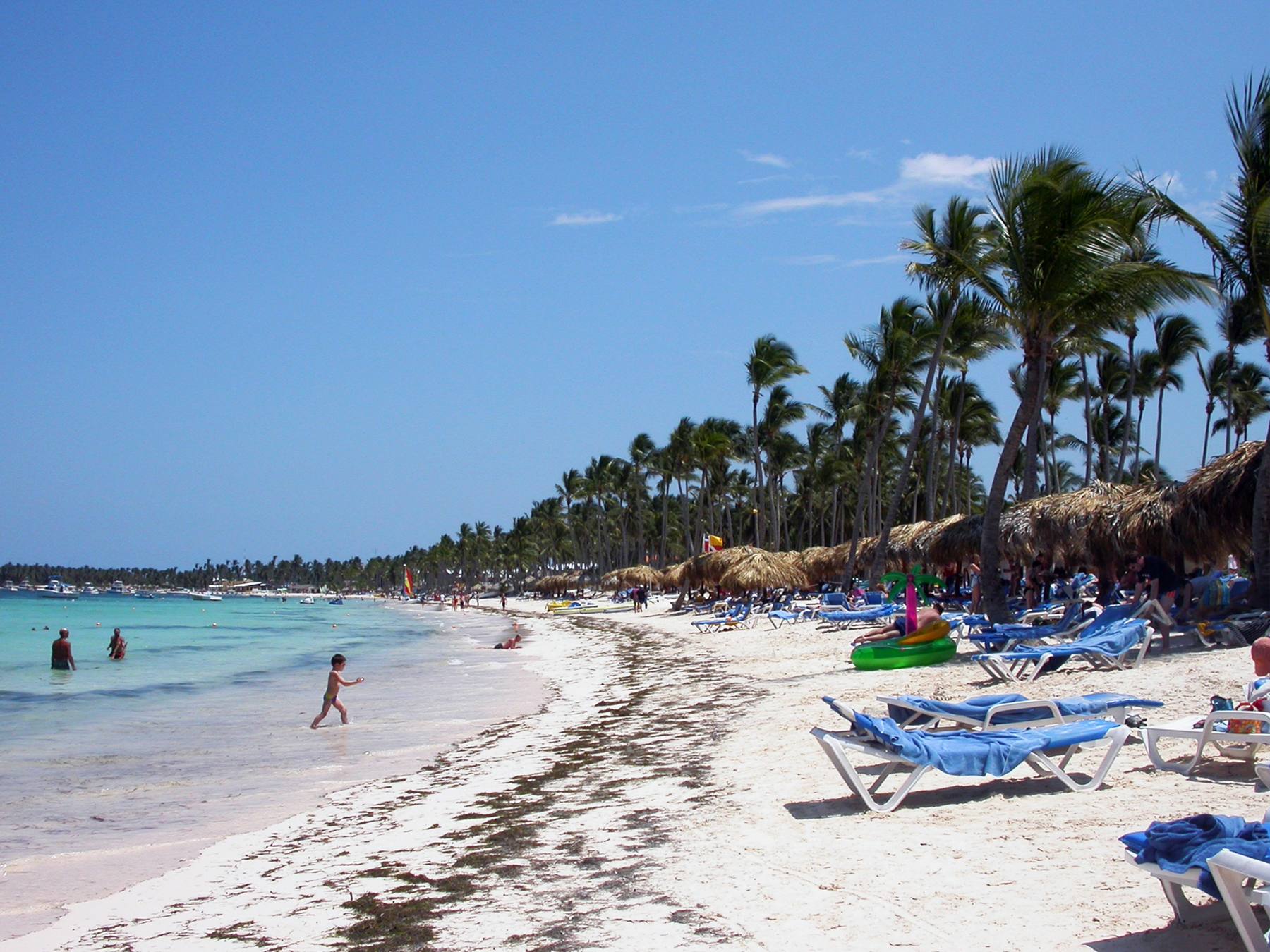 Playa de Punta Cana mirando al sudeste, 2004. Útil como imagen de archivo para hablar de cómo cambió el destino.